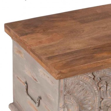 Baúl de madera con frontal tallado con arabescos