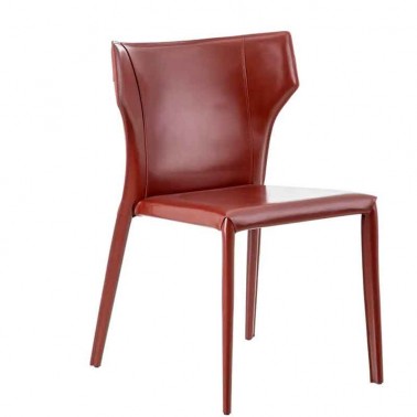 silla tapizada en piel reciclada color marrón.