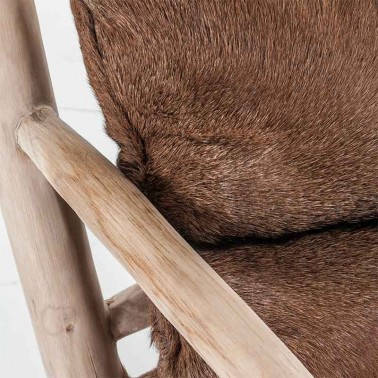 Sillón estilo nórdico, hecho artesanalmente de madera de teca y piel de cabra.