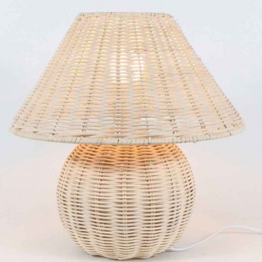 Lámpara de mesa diseño atemporal, pie y pantalla de fibras naturales.