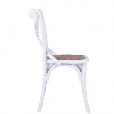 Silla blanca de madera maciza estilo colonial, con asiento de ratán natural