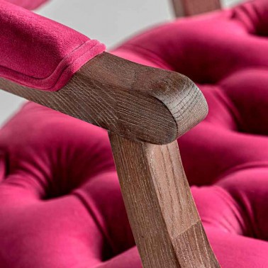 Silla comedor cómoda y elegante, con tapizado capitoné en color rosa.