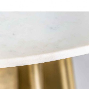 Mesa redonda de comedor, combinando el dorado con el blanco veteado del mármol.