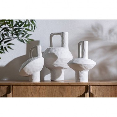 El jarrón de cerámica blanco es una pieza decorativa que puede añadir un toque de elegancia a cualquier espacio.