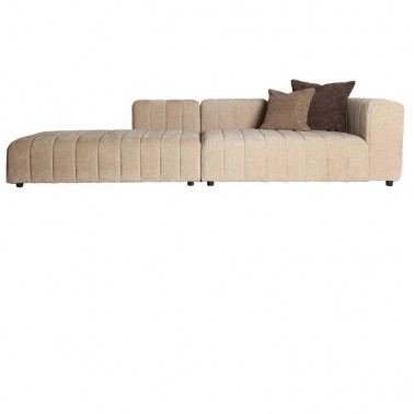 El sofá de terciopelo marrón claro es una pieza elegante y sofisticada que añadirá un toque de lujo a cualquier salón.