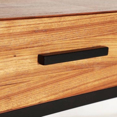 Esta mesa de consola de madera y metal es fácil de combinar con cualquier decoración.