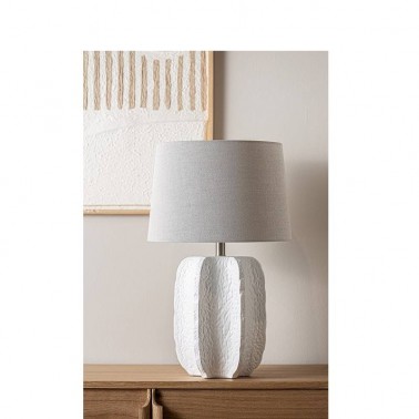 Lámpara de mesa con pantalla de tela blanca estilo provenzal.