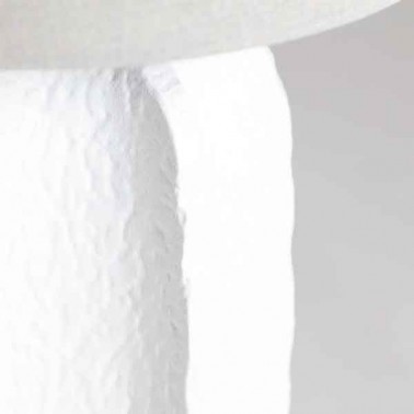Lámpara de sobremesa con pie de cerámica en blanco y pantalla de tela beige.