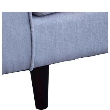 Sofá de dos plazas en color gris, con patas de madera.