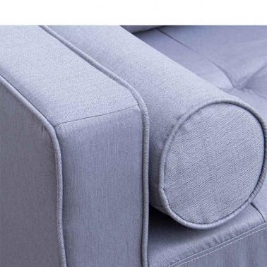 Sofá dos plazas, en color gris, con cojines cilíndricos muy cómodos.