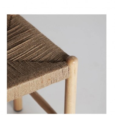 Taburete estilo nórdico, de madera de caucho y asiento de madera entrelazada.