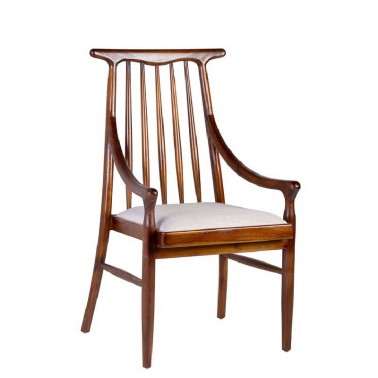 sillón hecho a mano, de estilo clásico, con reposabrazos y acolchado para mayor comodidad.