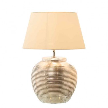 Lámpara de sobremesa estilo clásico, su base plateada refleja la luz de la bombilla.