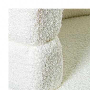 Silla con suave tapizado rizado bouclé, en color blanco roto, y de moderno diseño.