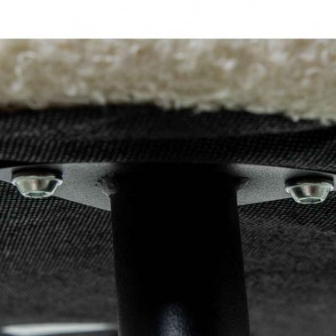 Silla con patas de metal color negro, en contraste con el tapizado en color blanco roto.