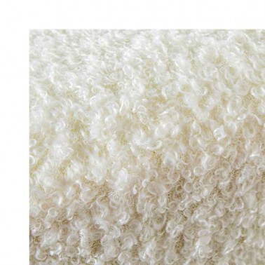 Silla con tapizado en color blanco roto, de tipo rizado bouclé.