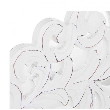 Adorno de pared tallado con motivos florales, en color blanco efecto rozado.
