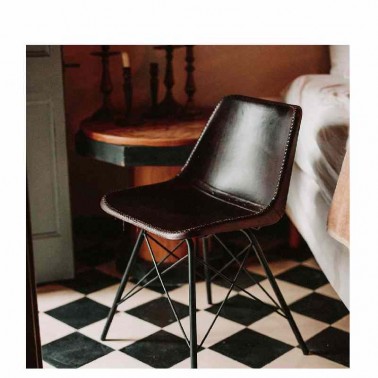 silla de piel marrón con patas de metal negro