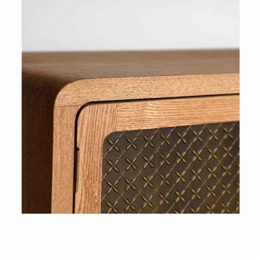 Mueble para televisor de madera, en color natural con aluminio en color marrón.