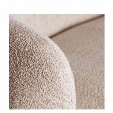 Sofá tapizado en algodón bouclé, en color beige.